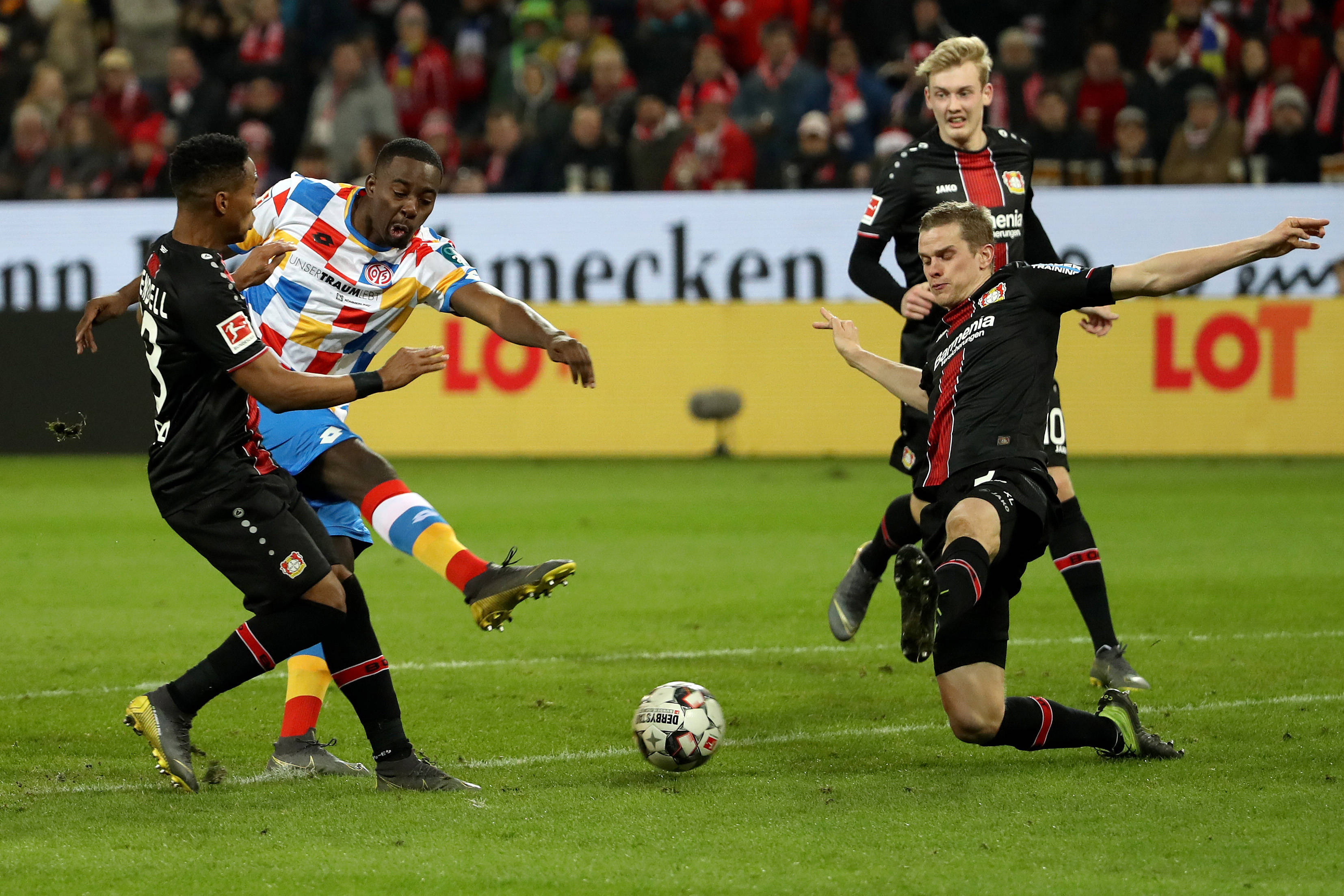 沃尔夫斯堡在激烈比赛中赢得宝贵三分的简单介绍