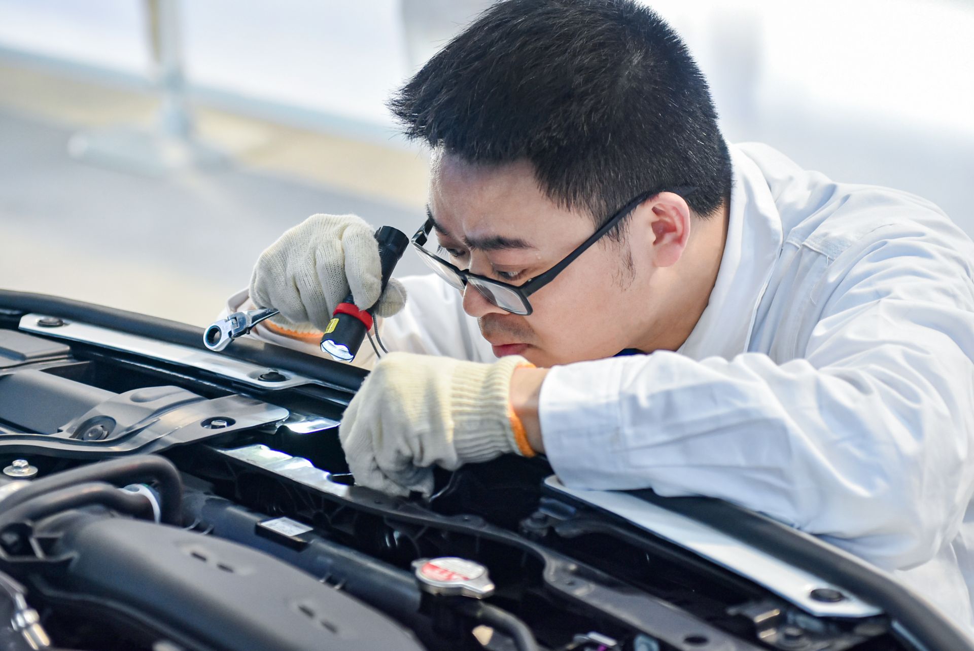 包含热烈角逐，选手全神贯注争分夺秒的词条