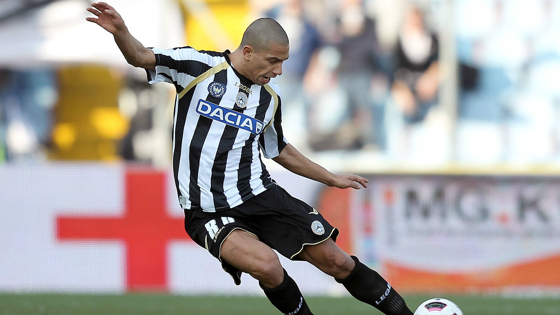 AC米兰客场逆转乌迪内斯，继续领跑积分榜