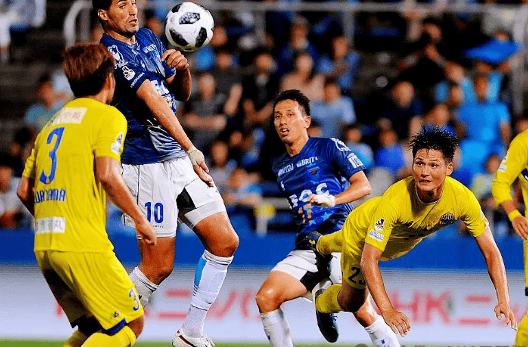 包含东京FC球员庆祝进球，锁定胜局提升排名的词条