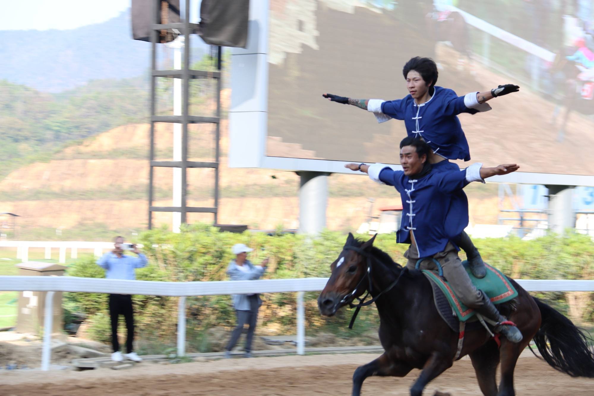 开云体育在线-赛马比赛引发热情！日本马匹力挽狂澜夺冠！的简单介绍