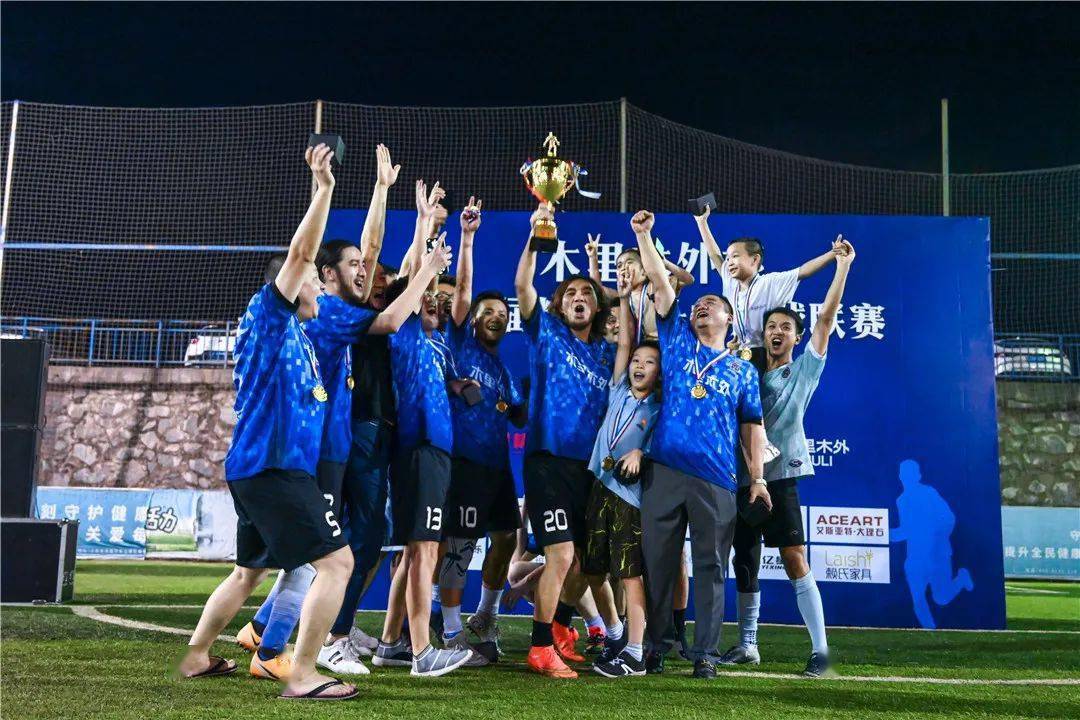 开云体育官网入口-足球比赛颁奖典礼成为球星聚焦的场合