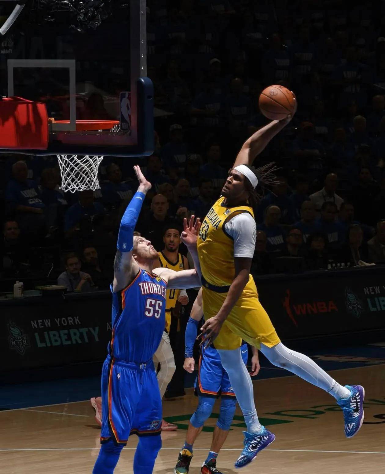 开云体育官网-落后时刻球员挺身而出，扳回比分实现逆转