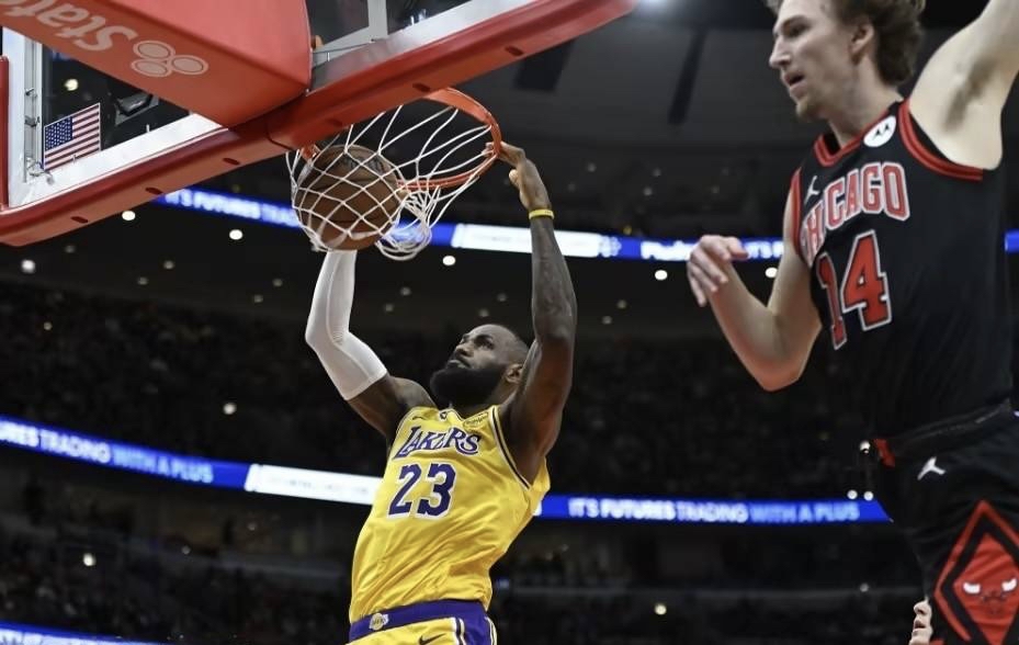 落后时刻球员挺身而出,扳回比分实现逆转 落后时刻球员挺身而出,扳回比分实现逆转