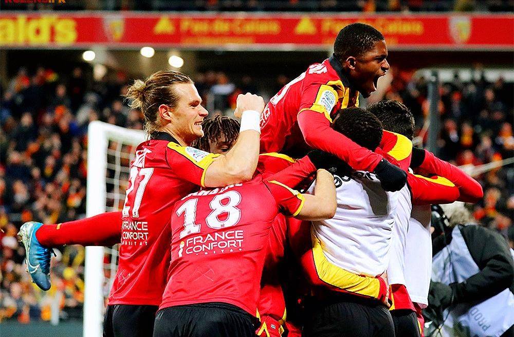 南特队员在法国足球赛场上展现出色表现 南特队员在法国足球赛场上展现出色表现