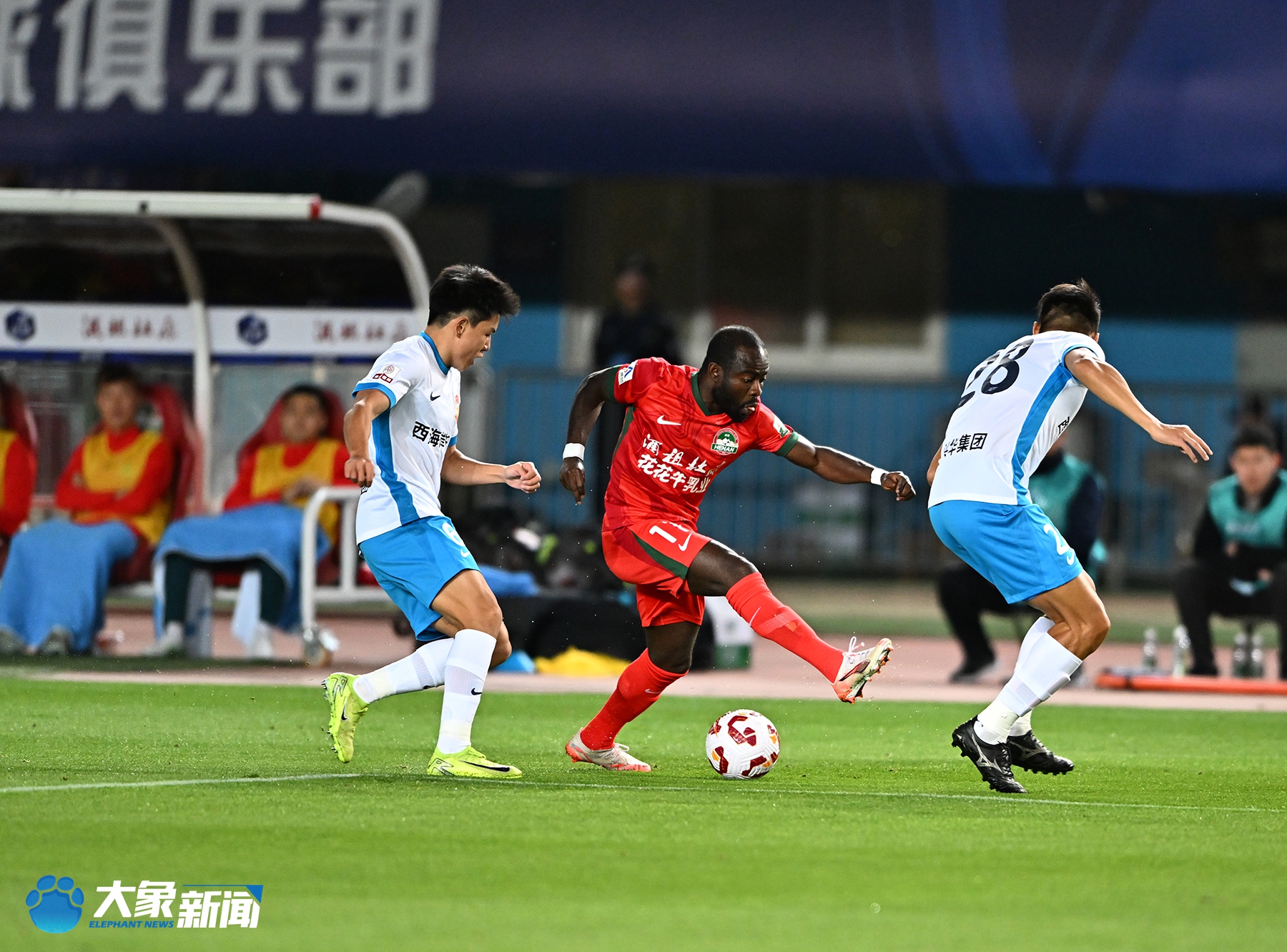 包含河南建业主场击败对手，重回中超前八行列的词条