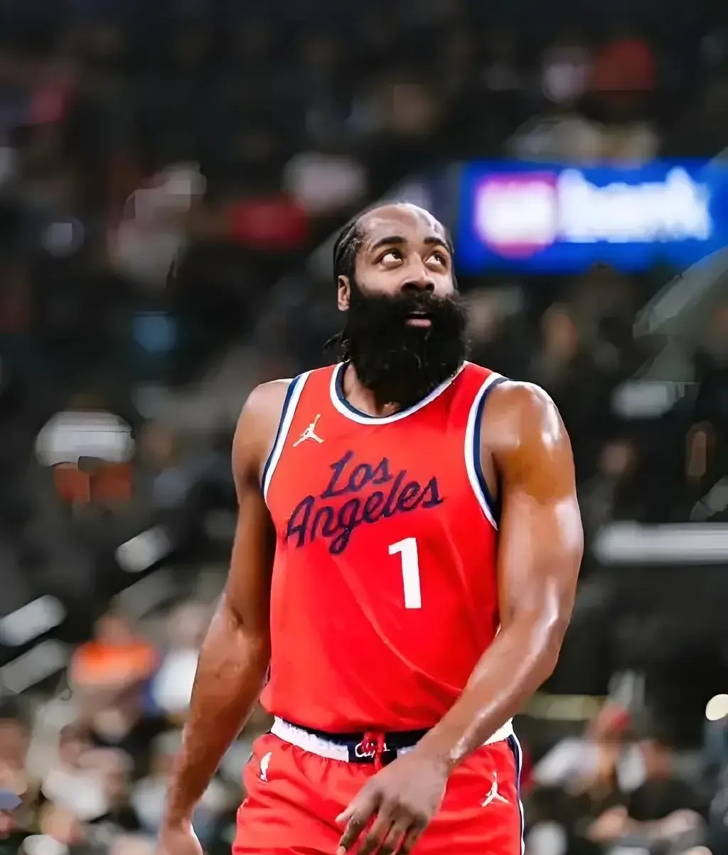 开云体育入口-包含托洛尼球队球迷热情庆祝比赛胜利的词条