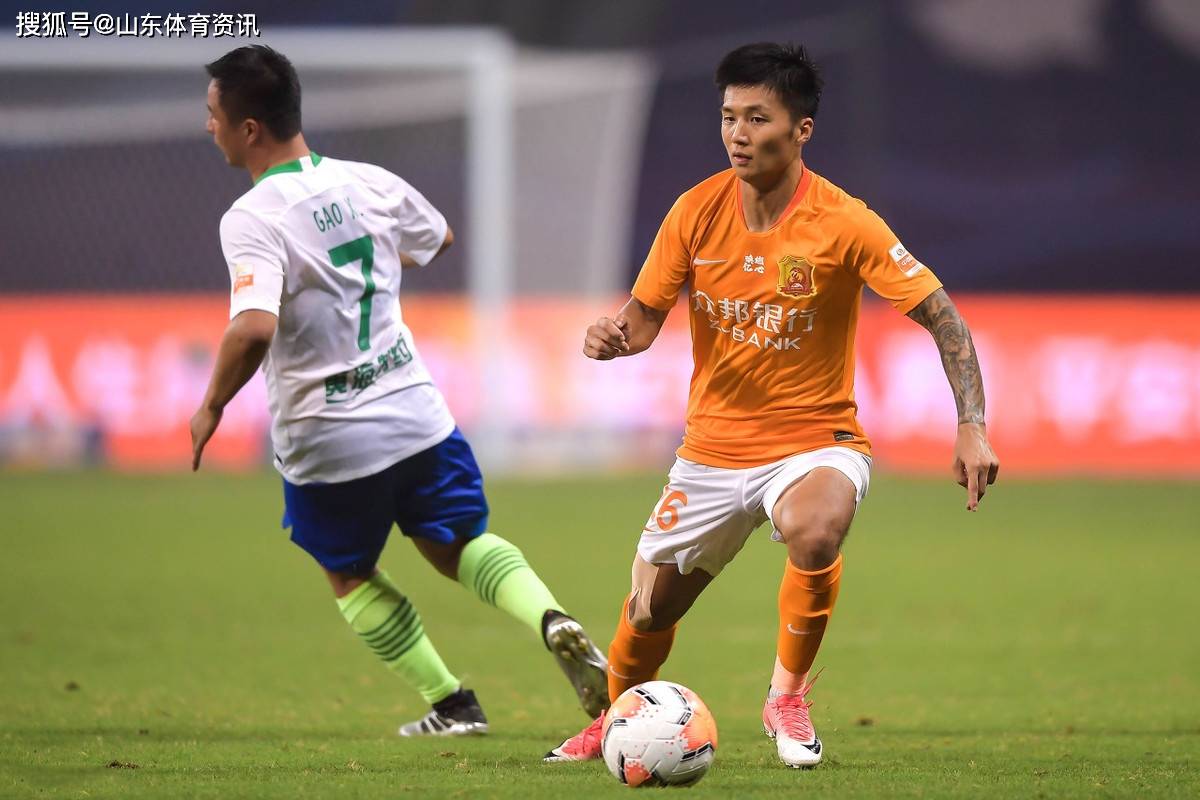 边锋神奇突破精彩表现,助力球队晋级 边锋神奇突破精彩表现,助力球队晋级