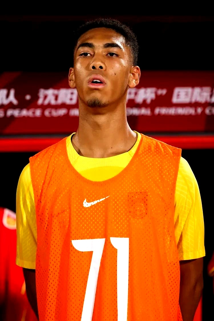 包含球场上的斗志,球员尽展风采的词条 包含球场上的斗志,球员尽展风采的词条