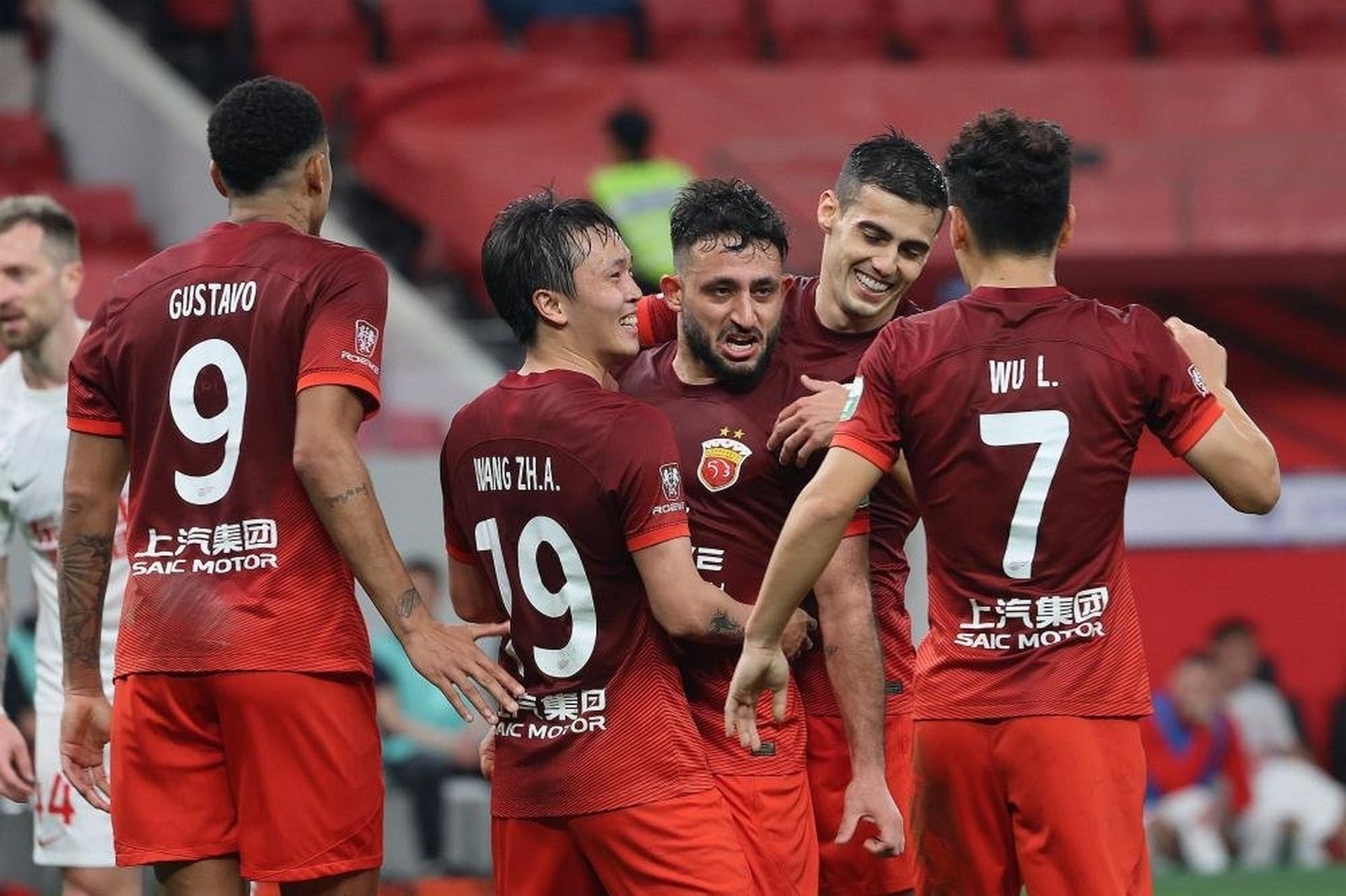 开云体育官方入口-联赛冠军之争激烈进行，球队士气高昂