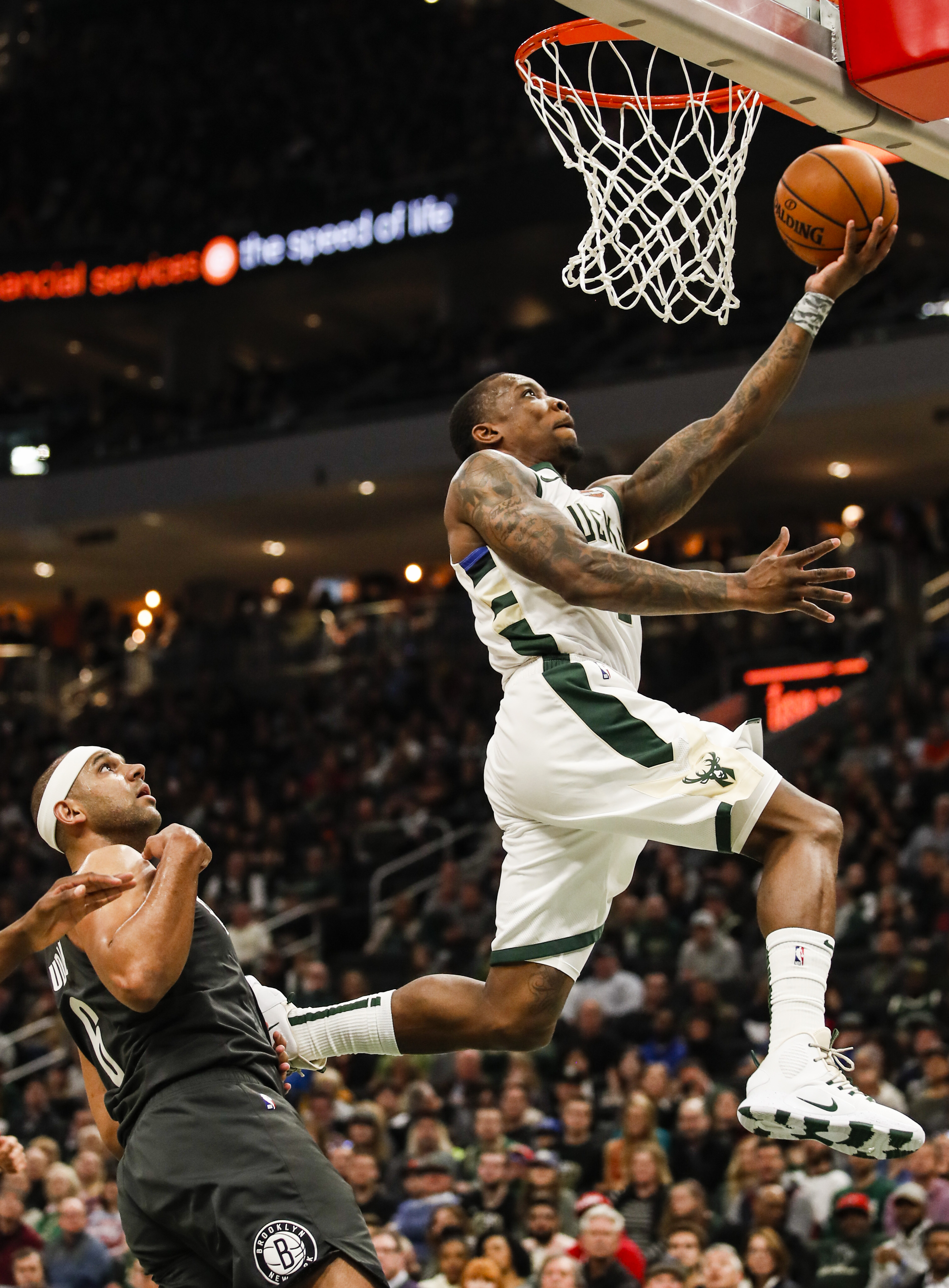 开云体育入口-球员在比赛中突破对手防守，完成漂亮上篮