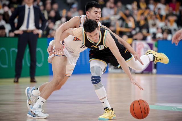 精彩篮球对抗展现实力,球员表现出色 精彩篮球对抗展现实力,球员表现出色