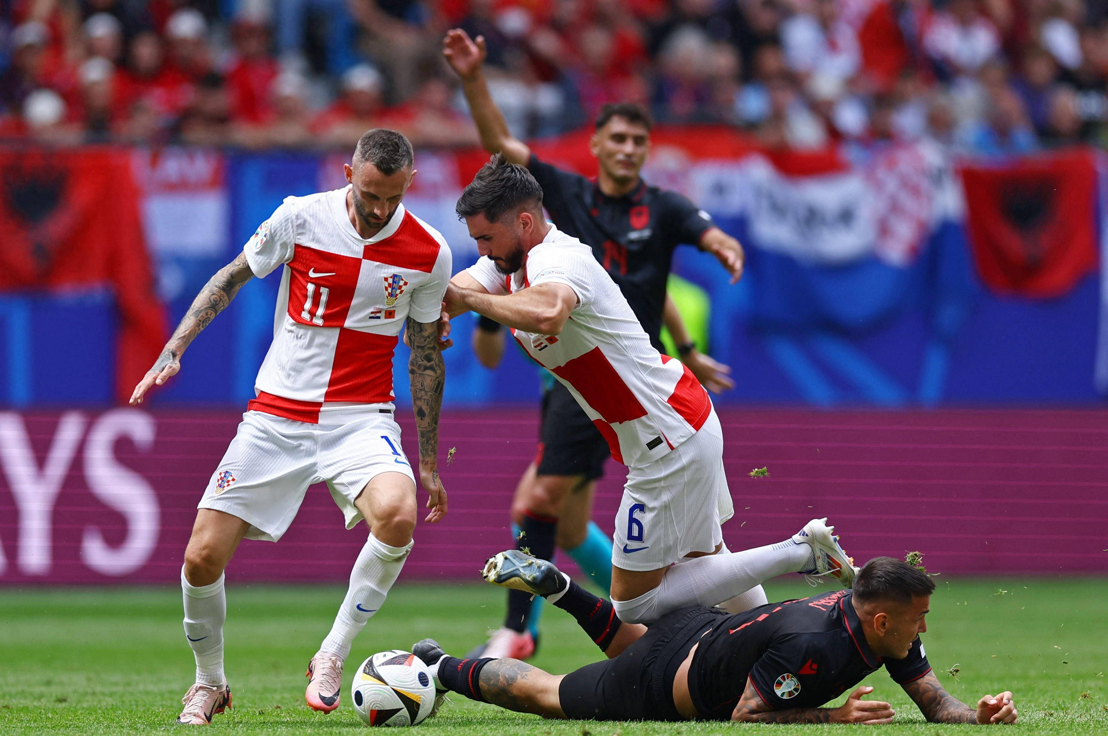 克罗地亚队与冰岛队在欧洲进行热身赛