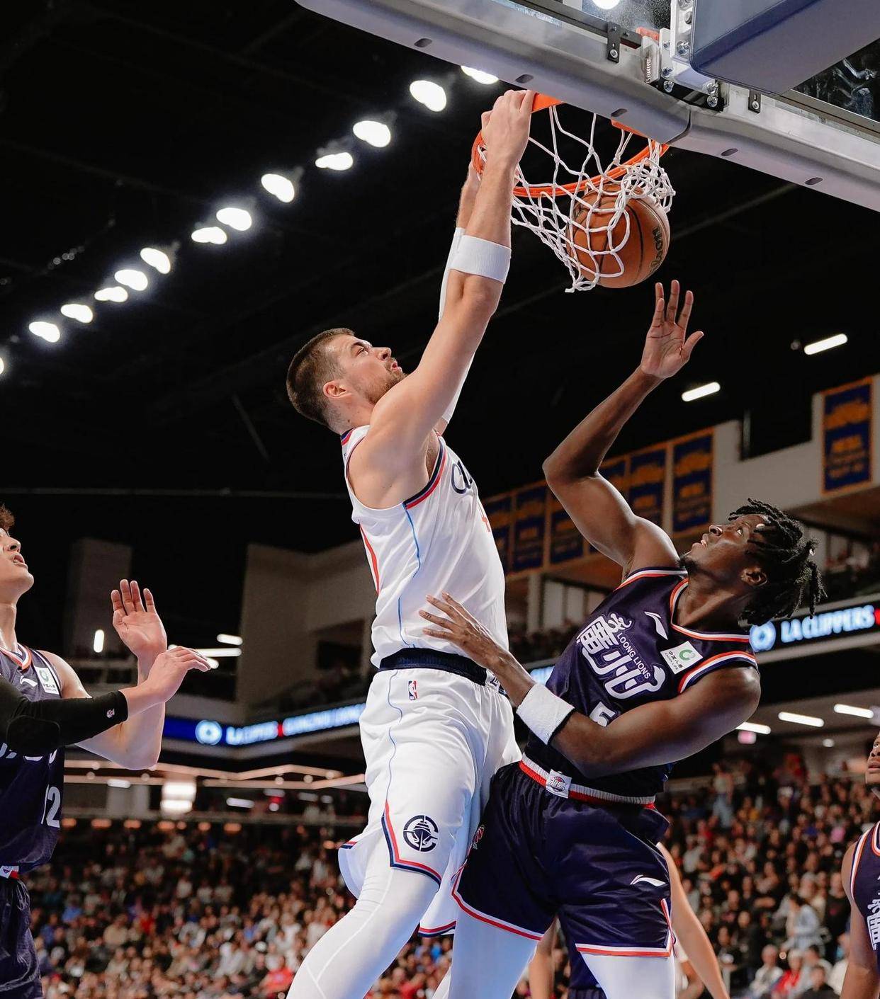 开云体育网页版-快船惨遭马刺横扫，字母哥盖帽助攻全面