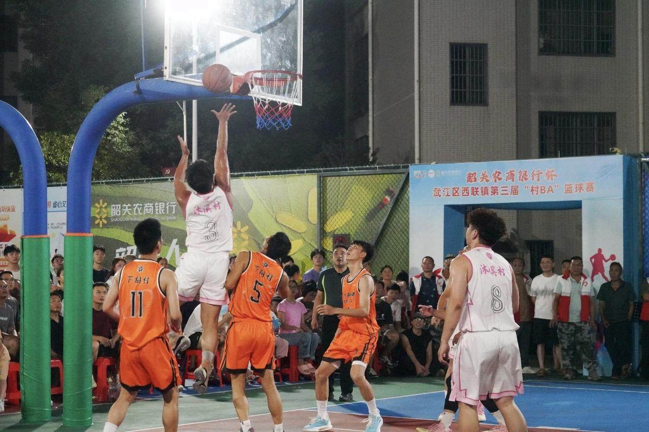 开云体育在线-篮球赛事中出现了一场激烈的平局对决